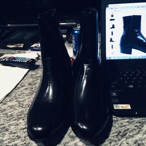 COPY - like pretty much new pair of Nun Bush all leather boots